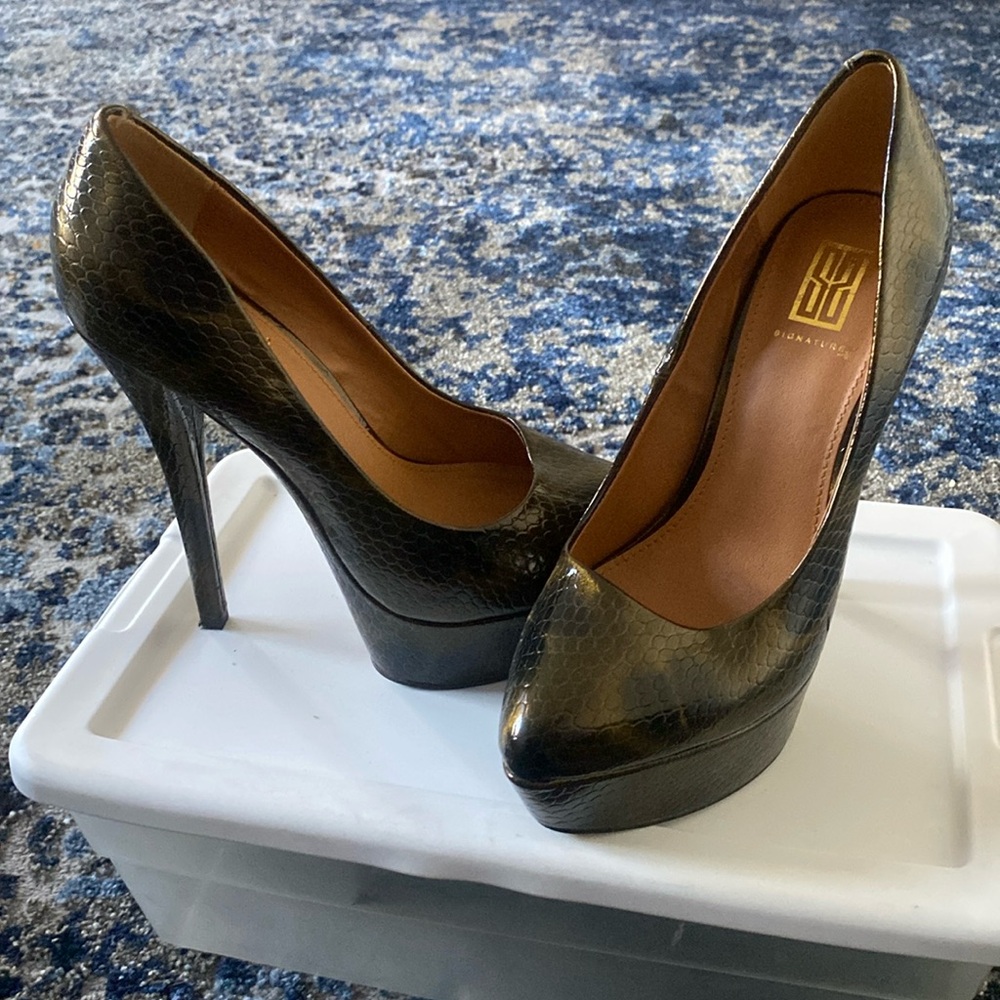 Patent leather green platform shoes